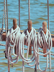 Nahaufnahme von Schiffstau an einem alten  Segelboot aus Holz