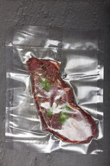rohes Steak in einem Sous vide Beutel