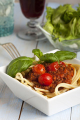 Portion Spaghetti Bolognese mit Salat