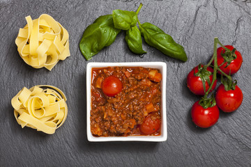 Aufsicht von der Tagliatelle Bolognaise mit Basilikum