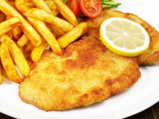Wiener Schnitzel mit Pommes Frites und Salat