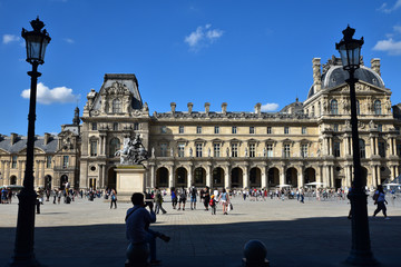 Fototapeta na wymiar Cour Napoléon au palais du Louvre à Paris en été, France
