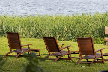 Stühle am Seeufer