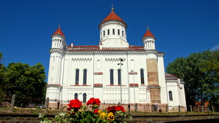 Fototapeta na wymiar Theotokos-Kathedrale vor stahlblauem Himmel in Vilnius