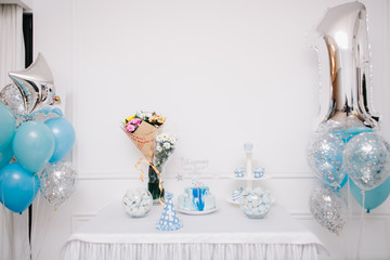 праздничный торт и шары для детского дня рождения