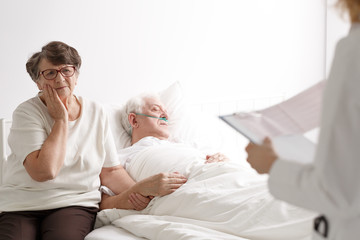 Obraz na płótnie Canvas Senior woman talking with doctor