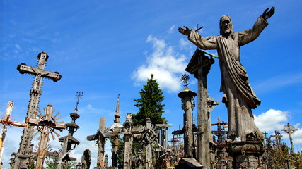 Fototapeta na wymiar graue Holzkreuze am Berg der Kreuze in Litauen vor blauem Himmel