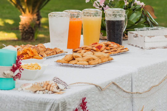 Buffet con succhi di frutta sul tavolo