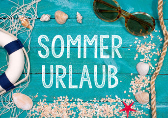 Sommerurlaub - Strand Utensilien auf Holz Hintergrund türkis mit Sonnenbrille und Muscheln auf Sand