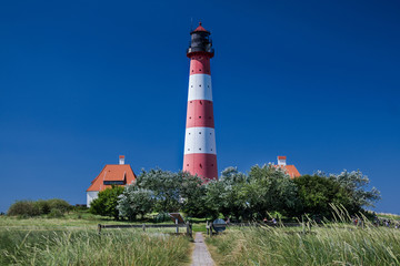 Fototapeta na wymiar Westerhever Leuchtturm zentral und wolkenlos