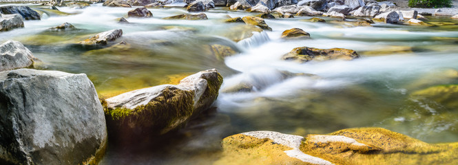 Langzeitbelichtung vom Wasser im Bach