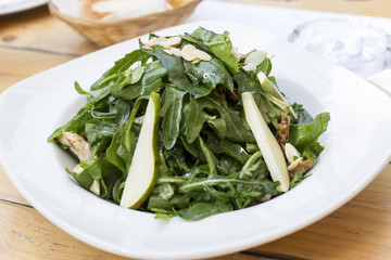 Spinach salad with pear and almond