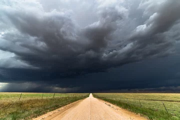 Foto auf Acrylglas Sturm Feldweg mit dunklen Gewitterwolken