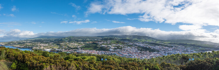Fototapeta na wymiar Terceira: Blick vom Monte Brasil auf Angro do Heroismo