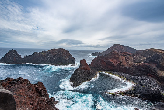 Graciosa: Wilde K&uuml;ste mit Lavagestein und sch&auml;umendem Meer