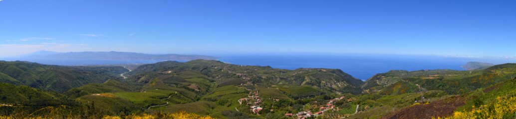 Fototapeta na wymiar Panoramica da Passo di Falco (S. Roberto)