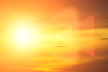 Obraz premium The sun began to rise from the sea in the morning.