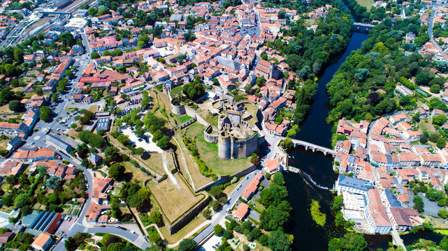 Vue a&eacute;rienne du ch&acirc;teau de Clisson en Loire Atlantique, France
