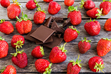 Strawberries and pieces of broken chocolate
