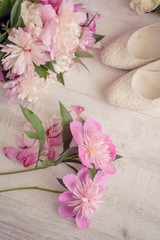 Fototapeta na wymiar Flowers bouquet pink peone with shoes