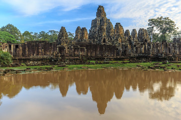 Fototapeta na wymiar Bayon Tempel mit Spiegelung, Angkor in Kambodscha