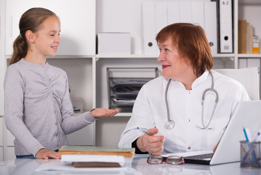 Little girl talking with doctor