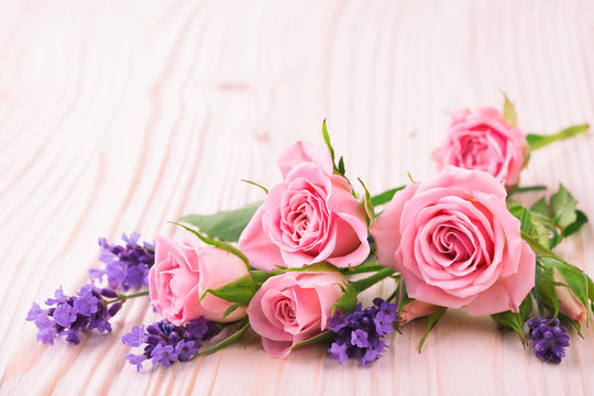Rosen und Lavendel auf Holz