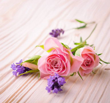 Rosen und Lavendel auf Holz