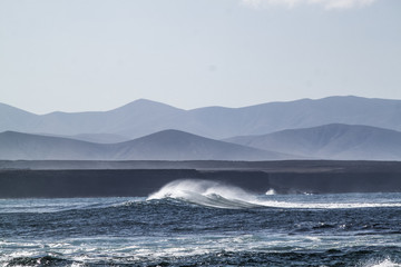 Fototapeta premium matching waves and mountains fuerteventura