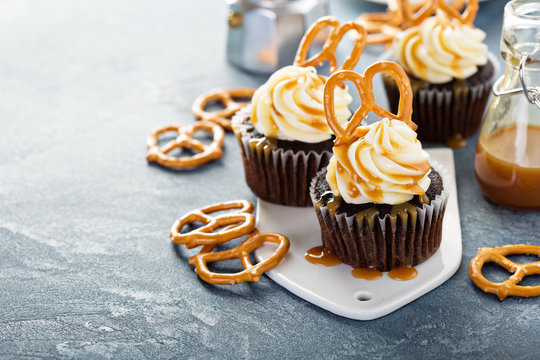 Salted caramel cupcakes with pretzels