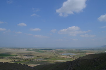 Fototapeta premium Вид на долину реки Талас , мелкие горы со скалами, Кыргызстан, Тянь-Шань, Центральная Азия