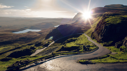 Straße in Schottland im Sonnenlicht
