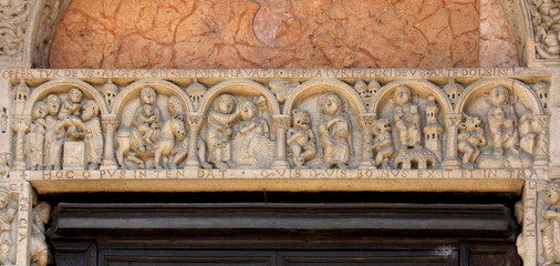 Duomo di Piacenza; architrave del portale di destra con episodi della vita di Cristo