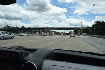 Péage sur l'autoroute A10 vu de l'intérieur d'une voiture.