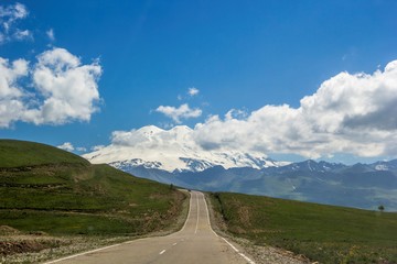 Высокая гора Эльбрус, красивый вид на снежные вершины, горная панорама, достопримечательности и горы Северного Кавказа, автотуризм, горная дорога