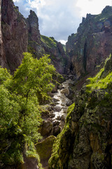 Горный пейзаж. Высокие скалы в живописном ущелье, красивый вид на горы. Дикая природа Северного Кавказа