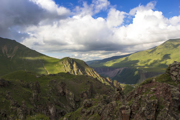 Горный пейзаж. Высокие скалы в живописном ущелье, красивый вид на горы. Дикая природа Северного Кавказа