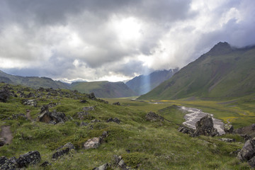 Fototapeta na wymiar Горный пейзаж. Красивый вид на горное ущелье, живописная долина. Горы и природа Северного Кавказа