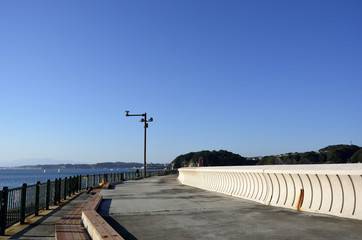 防波堤と青空