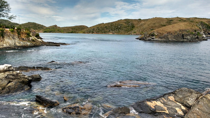 Fototapeta premium Praia do forte águas claras e rochas