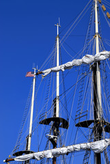 Obraz premium Masts on Tall Sailing Ship and United States Flag