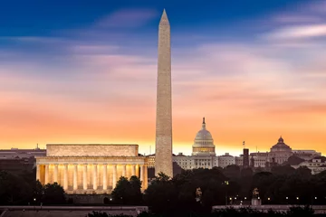 Foto auf Acrylglas Historisches Gebäude Morgendämmerung über Washington – mit 3 ikonischen Monumenten, die bei Sonnenaufgang beleuchtet werden: Lincoln Memorial, Washington Monument und das Capitol Building.