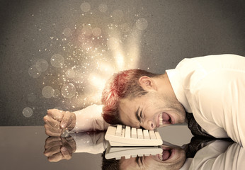 Obraz premium Angry businessman with lights and keyboard