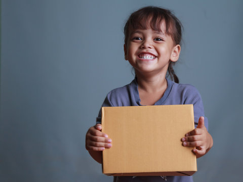 Asian girl smiling hold the box.delivery e-commerce concept.