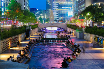 Kleurrijke stadslichten van Cheonggyecheon Stream Park met menigte & 39 s nachts in Seoul City, Zuid-Korea.