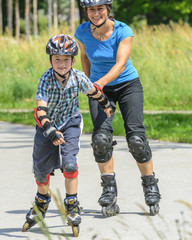 gutgelaunt mit Inline-Skates im Park unterwegs