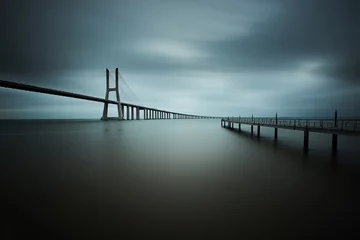 Fototapete Ponte Vasco da Gama Vasco-da-Gama-Brücke in Lissabon an einem bewölkten Tag