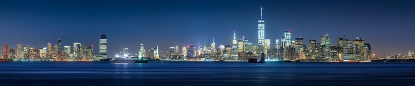 New York City Financial District skyscrapers and Hudson River at dusk. Panoramic view of Lower Manhattan © Francois Roux