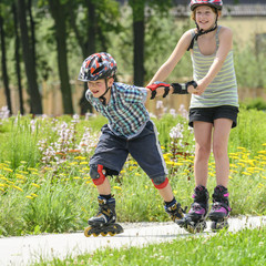 Kids haben Spaß auf Inline-Skates - obrazy, fototapety, plakaty