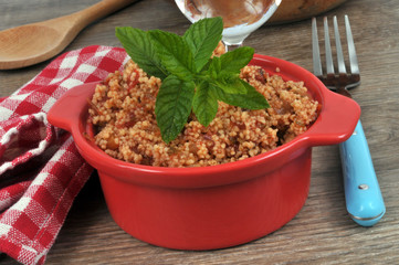 Ramequin de taboulé avec des feuilles de menthe 